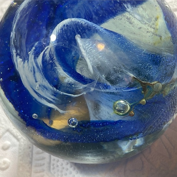 Vintage Kerry Glass Paperweight – Handcrafted in Ireland – Blue & Gold Swirl - Picture 8 of 13